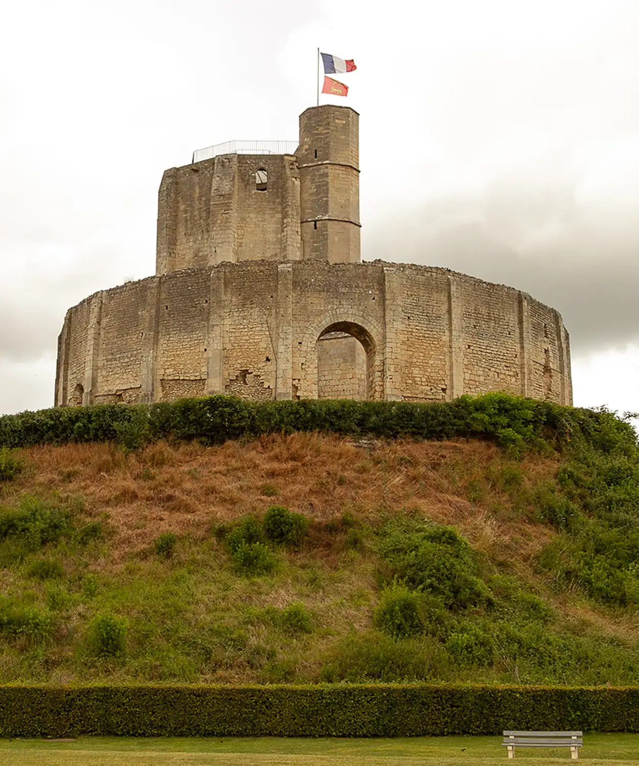 Donjon du château de Gisors dans le Vexin normand, monument emblématique repris dans le logo ADSB