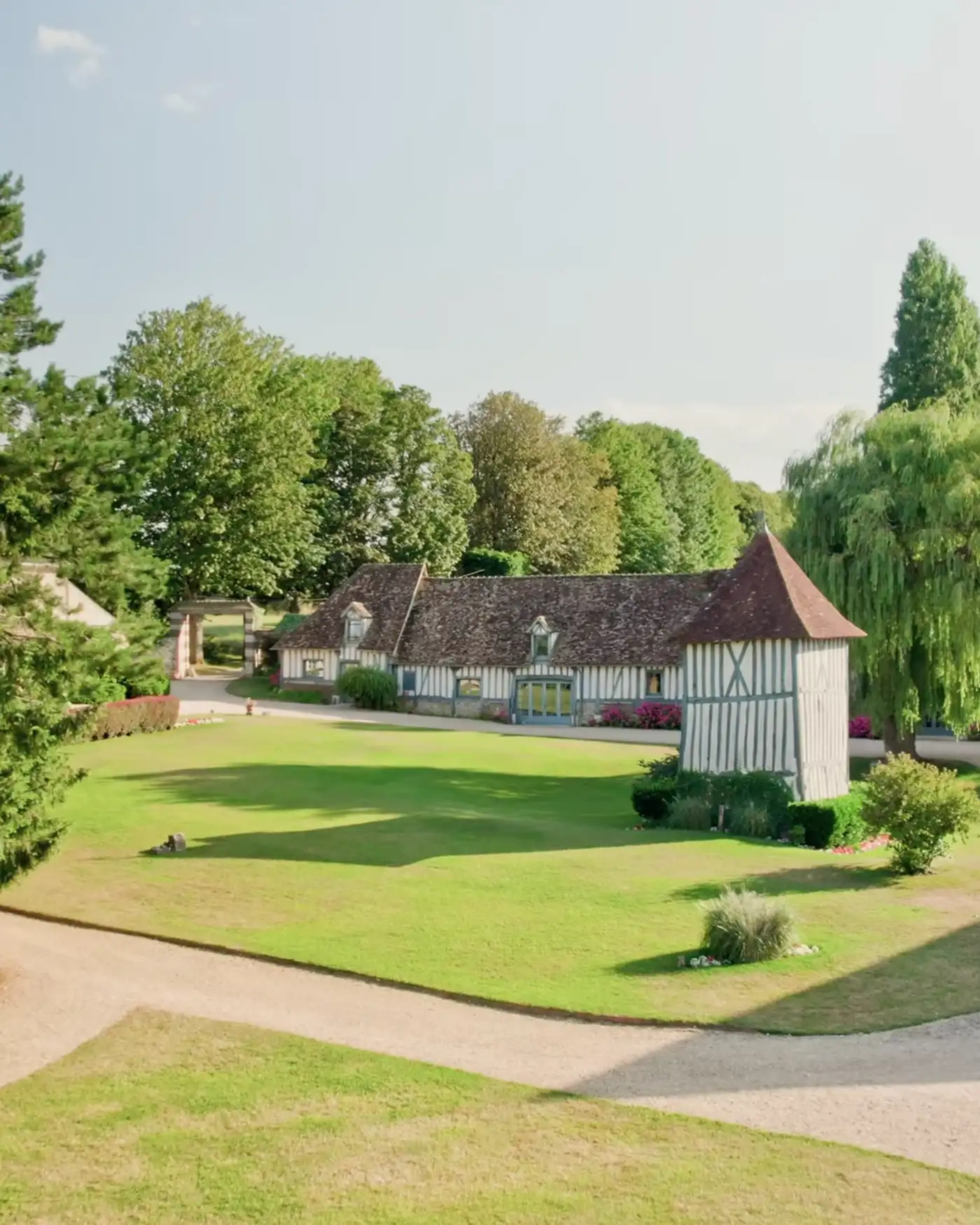 Domaine de La Grange de Bourgoult à Harquency dans l'Eure : grange normande à colombages, colombier et parc fleuri, salle de réception pour mariages