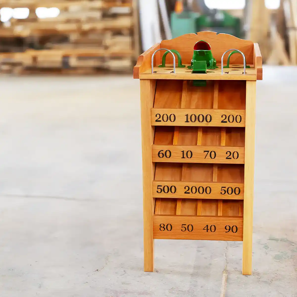 Jeu de la grenouille en bois Jorelle à compartiments numérotés, fabriqué à l'atelier de Bézu-Saint-Éloi dans l'Eure