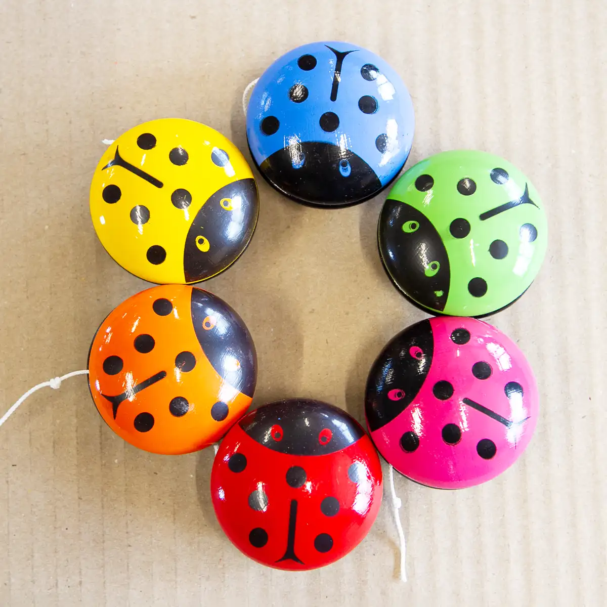 Yoyos coccinelles en bois Jorelle peints à la main, six coloris, jouet traditionnel pour enfant