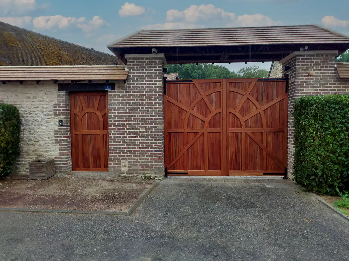 Portail en bois massif sur mesure et porte assortie fabriqués à l'atelier Jorelle, menuiserie traditionnelle à Bézu-Saint-Éloi dans l'Eure